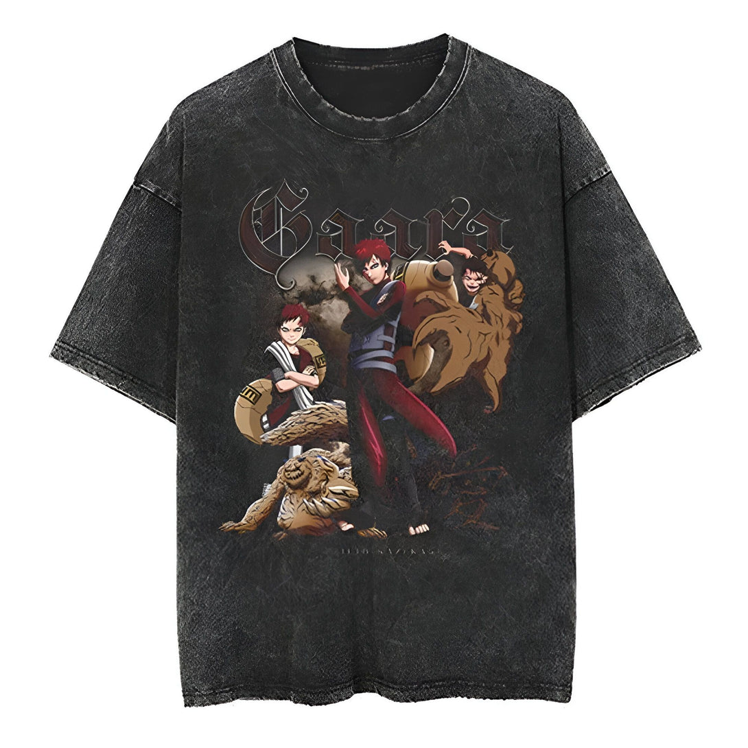 T-shirt noir délavé avec un imprimé de Gaara, un personnage de l'anime Naruto. L'impression représente Gaara avec ses frères, Kankuro et Temari. Le design est en style grunge et comprend l'inscription "Gaara" en lettres gothiques.