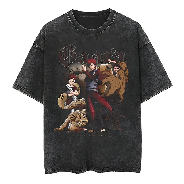 T-shirt noir délavé avec un imprimé de Gaara, un personnage de l'anime Naruto. L'impression représente Gaara avec ses frères, Kankuro et Temari. Le design est en style grunge et comprend l'inscription "Gaara" en lettres gothiques.