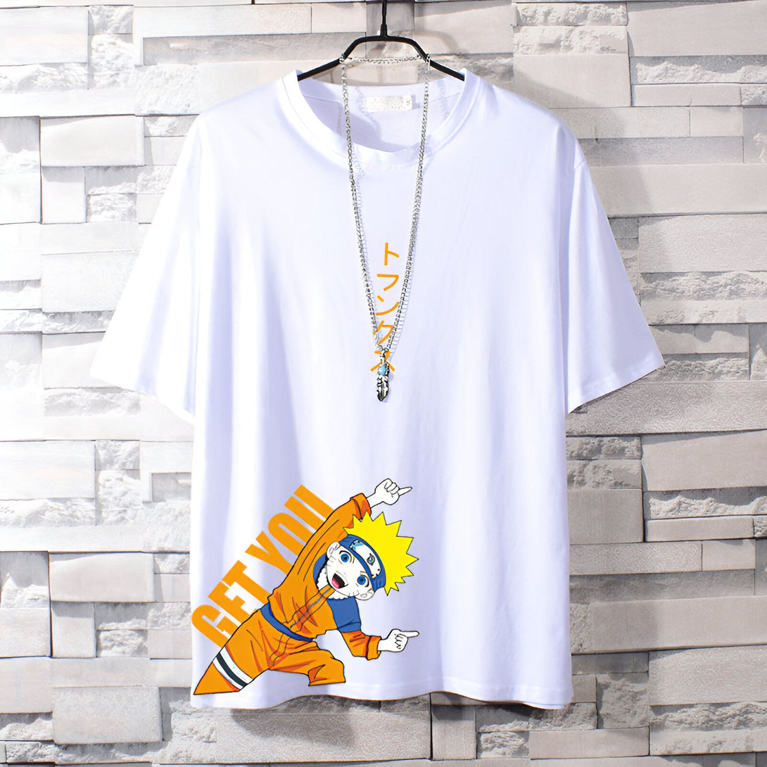 T-shirt blanc à manches courtes avec un imprimé de Naruto en train de faire un geste avec le mot "Get You" écrit en diagonale. Le t-shirt comporte également un collier argenté avec un pendentif en forme de plume.