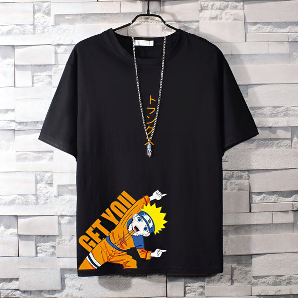 Un t-shirt noir à manches courtes avec un imprimé de Naruto et le texte "Get you" en jaune. Le t-shirt est sur fond de mur en pierre.