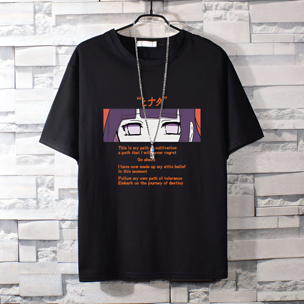 T-shirt noir avec un imprimé de l'anime Naruto, mettant en avant le personnage de Hinata Hyuga. Le design comprend une citation de Hinata et son portrait. Un article de merchandising Naruto parfait pour les fans.