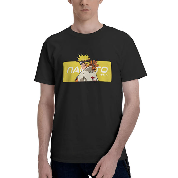 Un homme porte un t-shirt noir avec un imprimé du personnage Naruto de l'anime Naruto. Le personnage est représenté avec son célèbre bandeau rouge et son costume. Le mot "Naruto" est écrit en blanc sur un rectangle jaune.