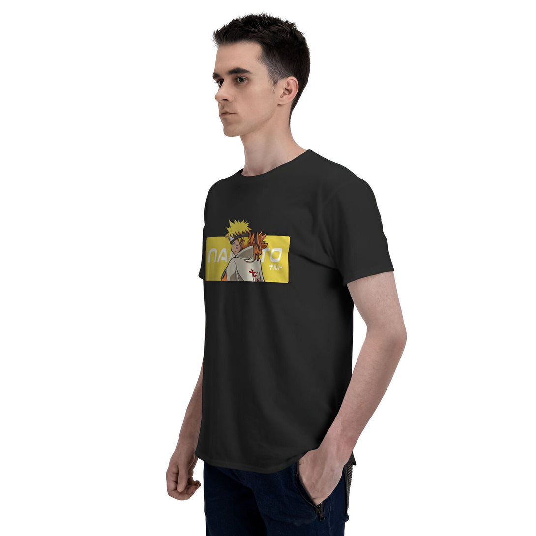 Un homme portant un t-shirt noir avec un imprimé jaune représentant le personnage Naruto de l'anime Naruto. Le t-shirt est orné du mot "Naruto" en blanc et en japonais.