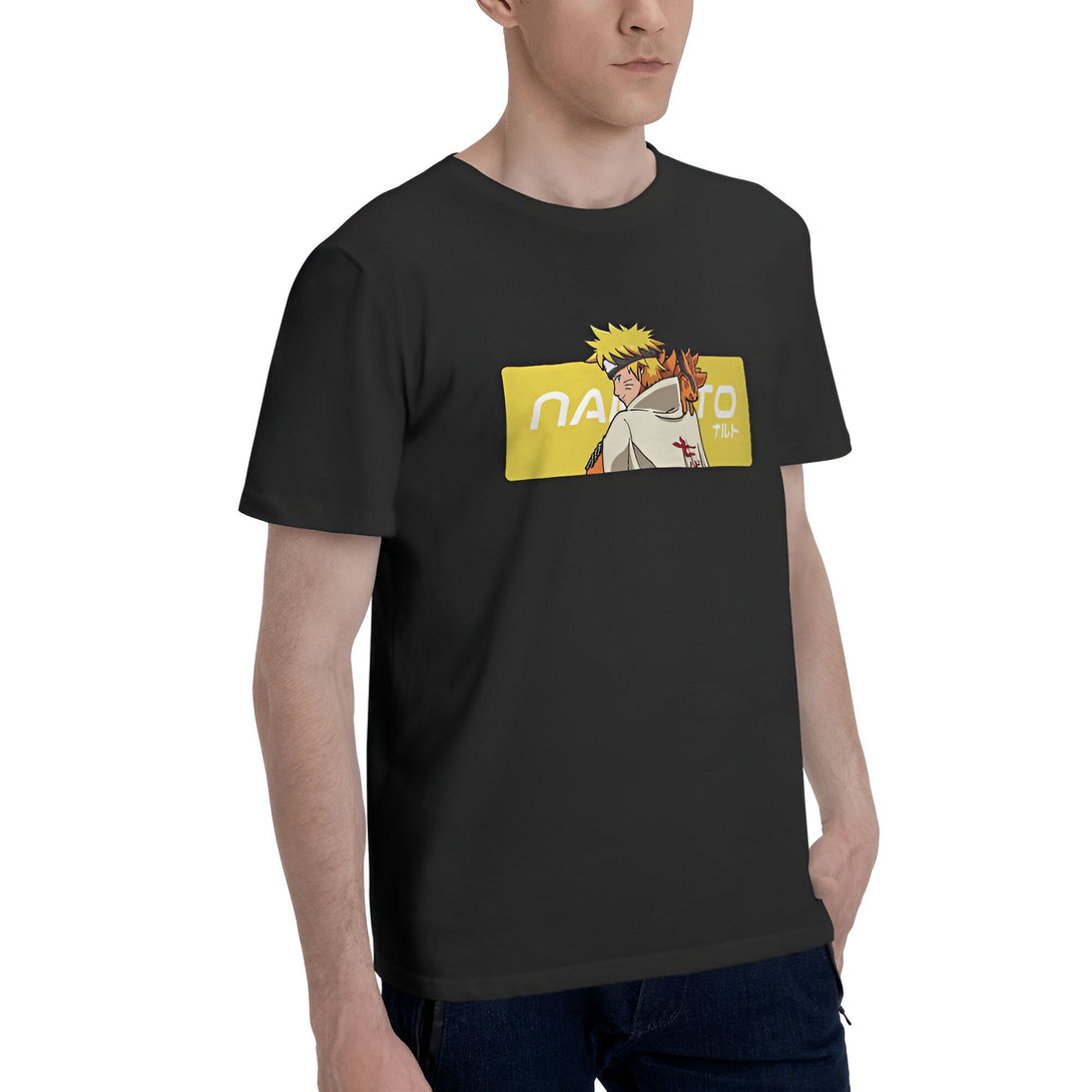 Un homme porte un t-shirt noir avec un imprimé de Naruto Uzumaki, un personnage du manga Naruto. L'impression représente Naruto debout avec le mot "Naruto" écrit en lettres blanches sur un fond jaune.
