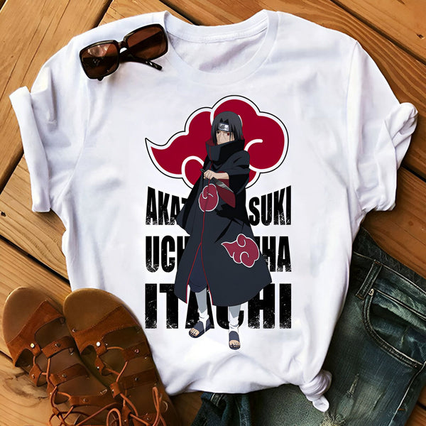Un t-shirt blanc à manches courtes avec un imprimé d'Itachi Uchiha du manga Naruto. L'image montre Itachi tenant un kunai avec son Sharingan activé et le symbole de l'Akatsuki en arrière-plan. Le texte "Akatsuki Uchiha Itachi" est également présent sur le t-shirt.