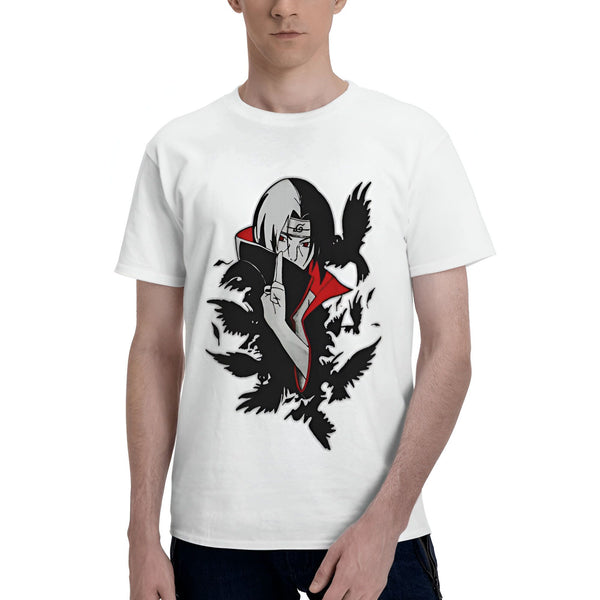 Un homme portant un t-shirt blanc avec un imprimé du personnage de manga Itachi Uchiwa de Naruto. L'imprimé représente Itachi avec ses corbeaux, le tout sur un fond noir.
