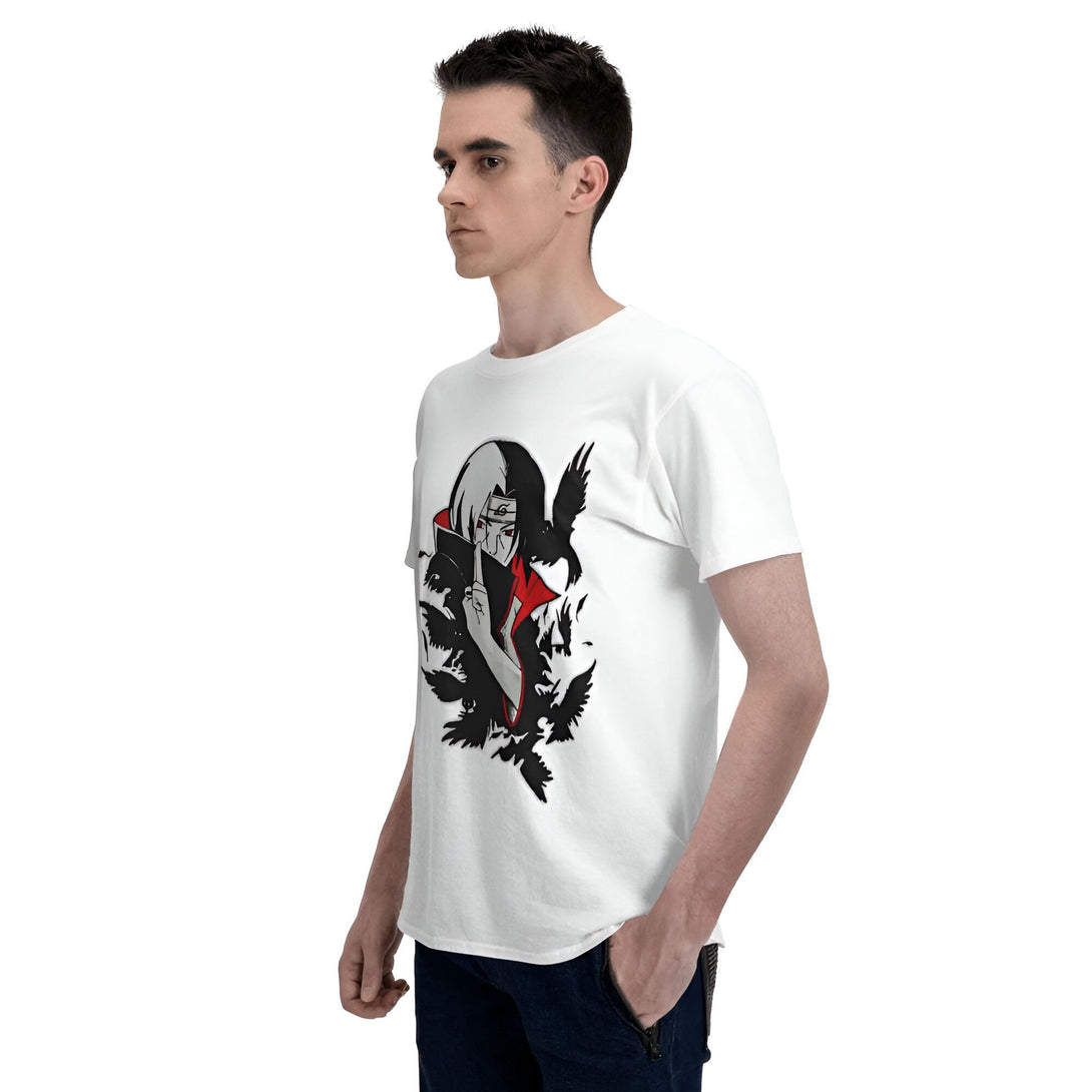 Un homme portant un t-shirt blanc avec un imprimé du personnage de manga Obito Uchiha de Naruto, avec des corbeaux noirs. Le t-shirt est disponible à l'achat.