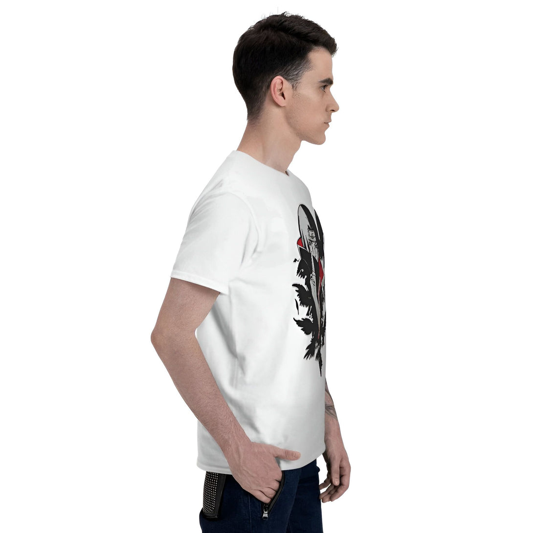 Un homme porte un t-shirt blanc avec un motif Naruto. Le t-shirt présente un imprimé d'un personnage Naruto dans une pose dynamique avec des détails noirs et rouges.