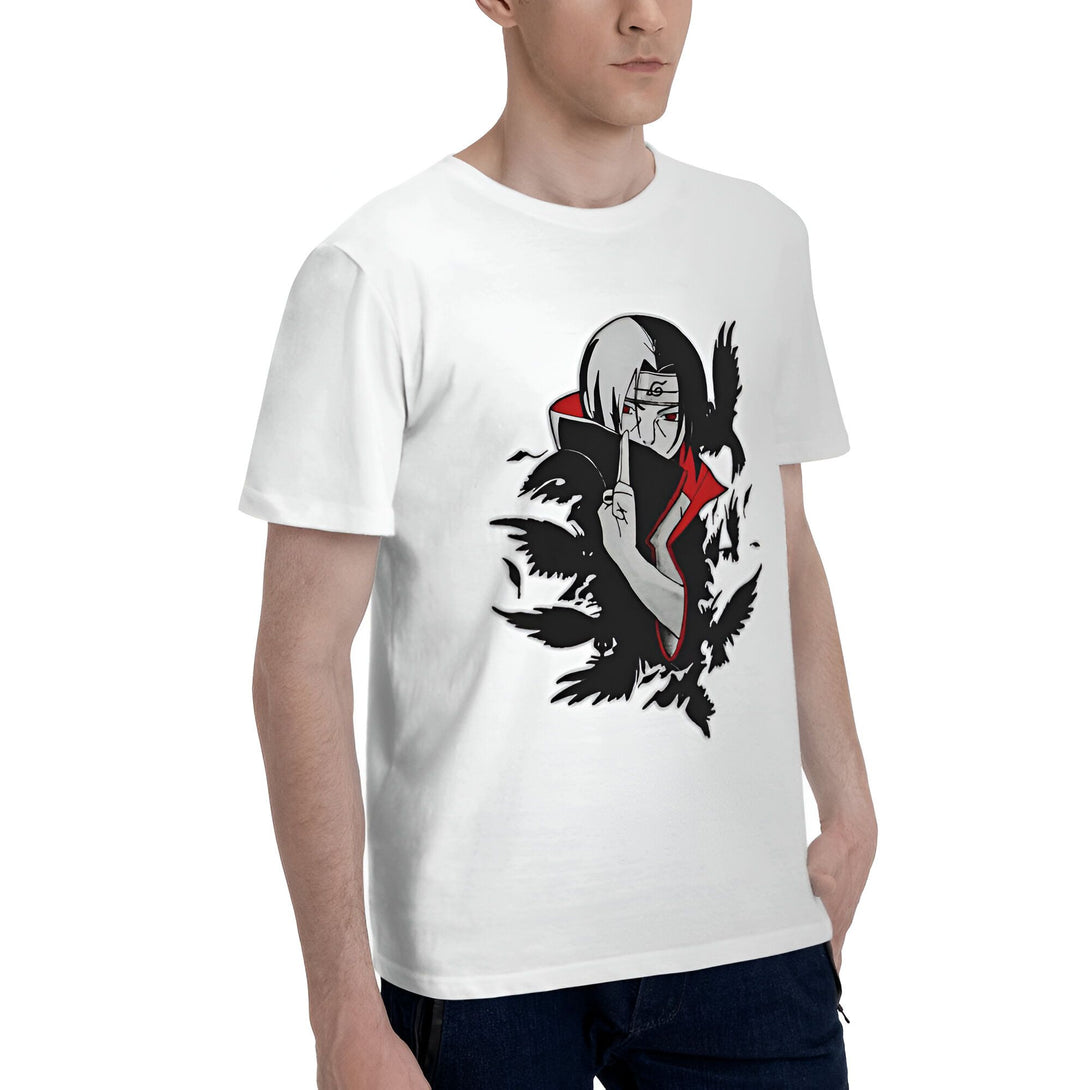 Un homme porte un t-shirt blanc avec un imprimé du personnage d'anime Itachi Uchiha de Naruto, entouré de corbeaux noirs.