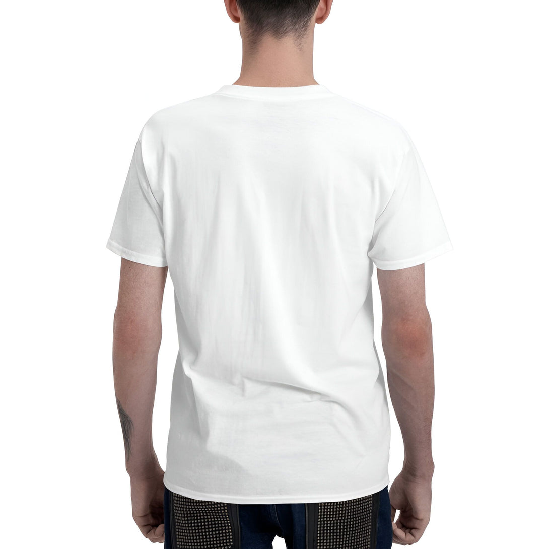Un homme portant un t-shirt blanc, vu de dos. Le t-shirt est parfait pour personnaliser avec votre logo ou votre design Naruto préféré.