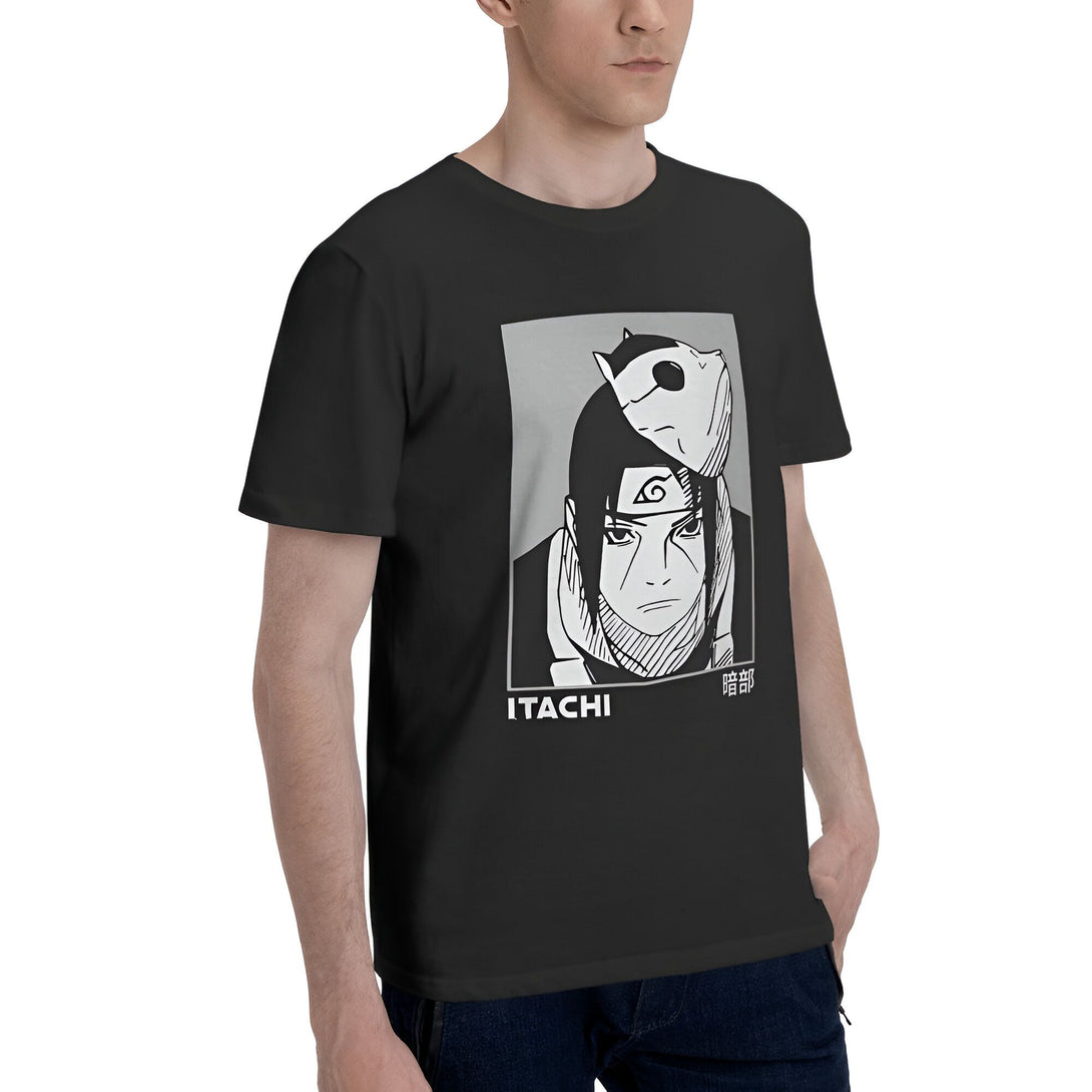 Un t-shirt noir avec un imprimé de l'anime Naruto mettant en scène Itachi Uchiha portant son masque Akatsuki.  Le texte "ITACHI" est imprimé en dessous de l'image.