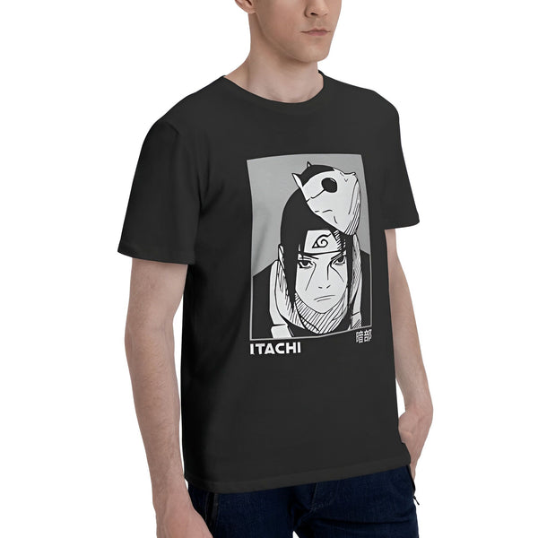 Un t-shirt noir avec un imprimé de l'anime Naruto mettant en scène Itachi Uchiha portant son masque Akatsuki.  Le texte "ITACHI" est imprimé en dessous de l'image.