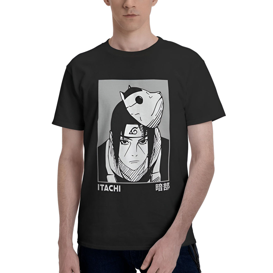 Un t-shirt noir avec un imprimé de l'un des personnages les plus populaires de l'anime Naruto, Itachi Uchiha, portant un masque et le symbole du Sharingan sur le front.
