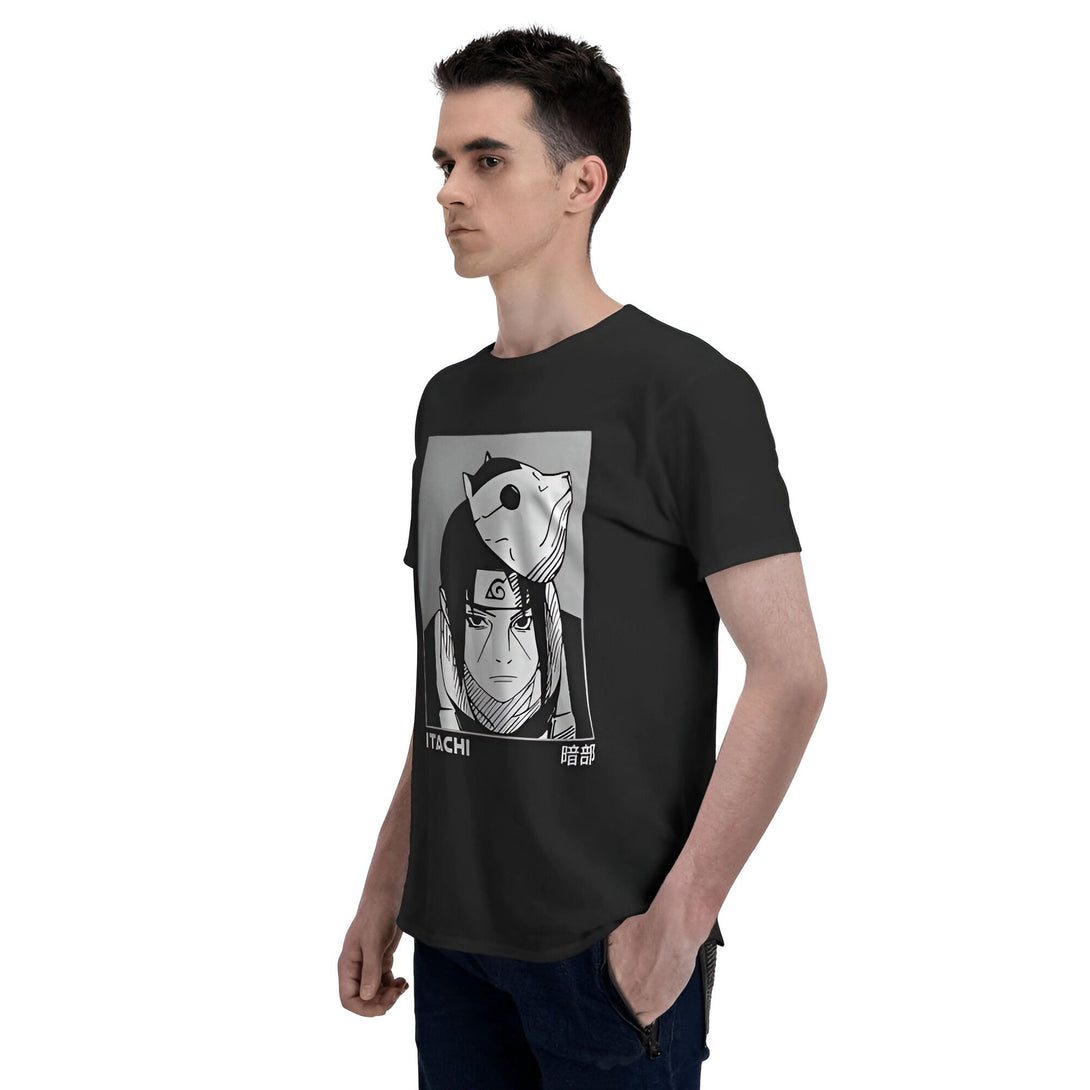 Un homme portant un t-shirt noir avec un imprimé du personnage d'anime Itachi Uchiha de Naruto. Le t-shirt présente une image d'Itachi portant son masque et le nom "Itachi" ainsi que le kanji pour "frère" écrit en dessous.