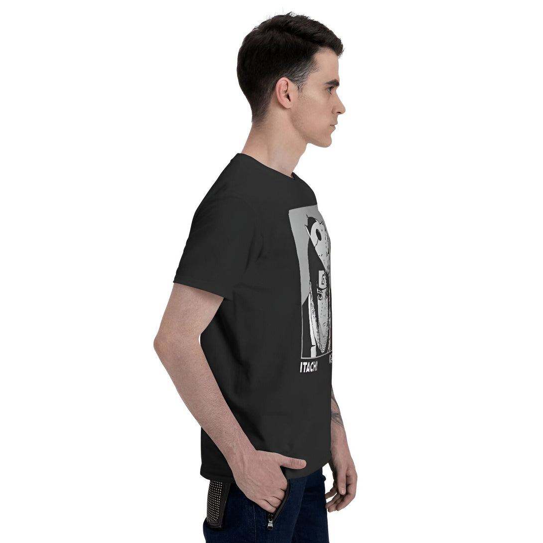 Un homme portant un t-shirt noir avec un imprimé du personnage d'anime Itachi Uchiha de Naruto.