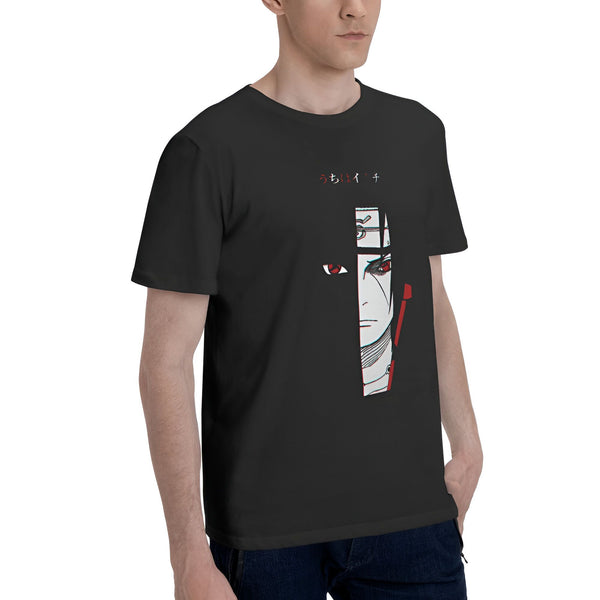 Un homme porte un t-shirt noir avec un imprimé de l'anime Naruto. Le personnage d'Itachi Uchiwa est représenté sur le t-shirt avec un effet glitch. Le t-shirt est disponible à la vente sur notre site web.