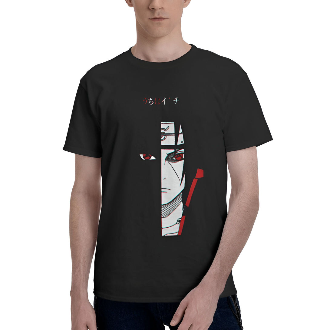 Un homme portant un t-shirt noir avec l'image de  Itachi Uchiwa du manga Naruto. Le t-shirt est imprimé avec un design de l'oeil de Sharingan d'Itachi.