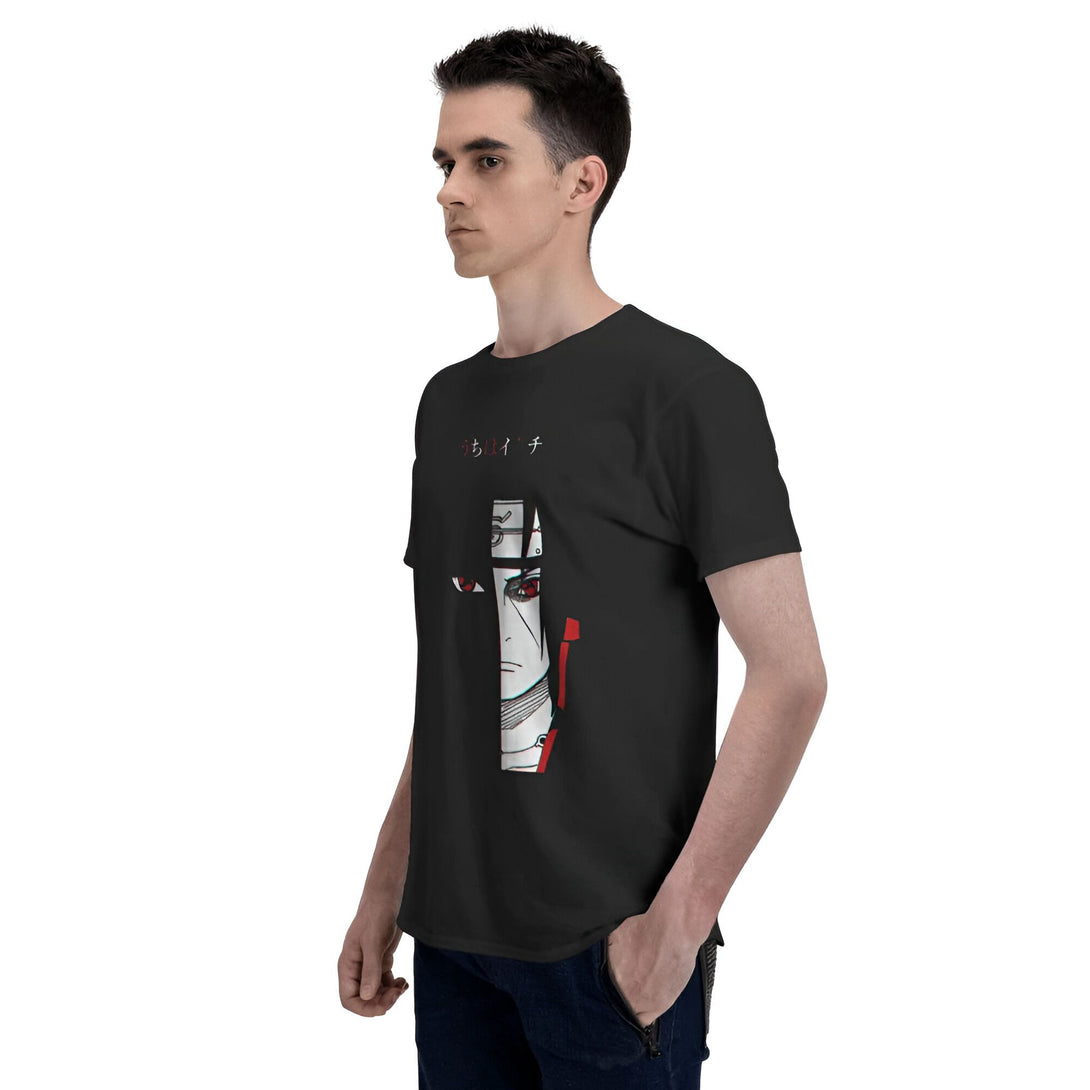 Un homme porte un t-shirt noir avec un imprimé du personnage de manga Obito Uchiha de la série Naruto.  Le t-shirt est de style décontracté. Il a une coupe ample et des manches courtes.