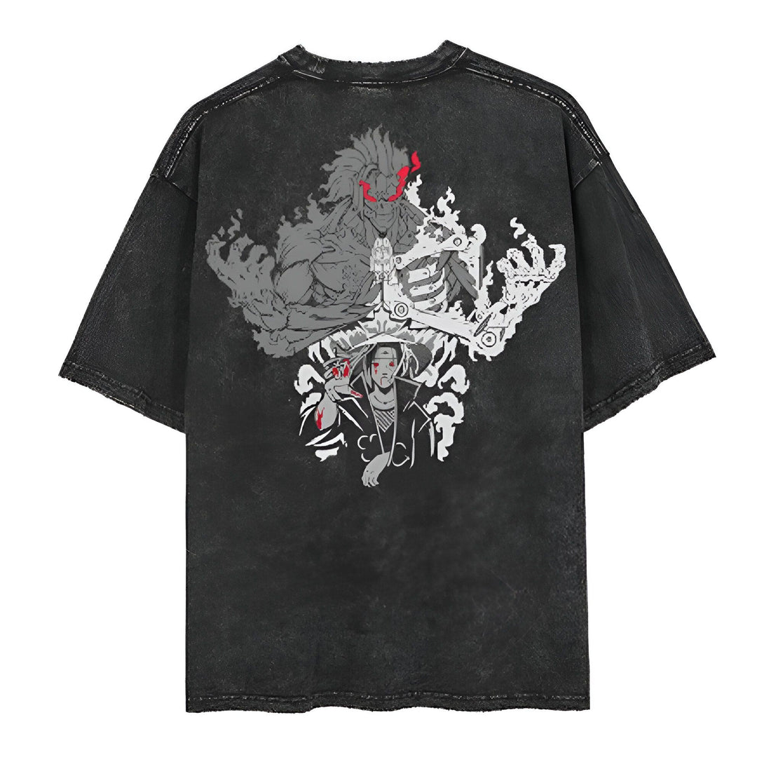 T-shirt noir délavé avec un imprimé sur le dos représentant Naruto, un personnage de l'anime Naruto, avec des yeux rouges et une aura rouge autour de lui. Le personnage est représenté avec un bras mécanique et est entouré de fumée. Il est également associé à un autre personnage, Madara.