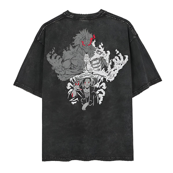 T-shirt noir délavé avec un imprimé sur le dos représentant Naruto, un personnage de l'anime Naruto, avec des yeux rouges et une aura rouge autour de lui. Le personnage est représenté avec un bras mécanique et est entouré de fumée. Il est également associé à un autre personnage, Madara.