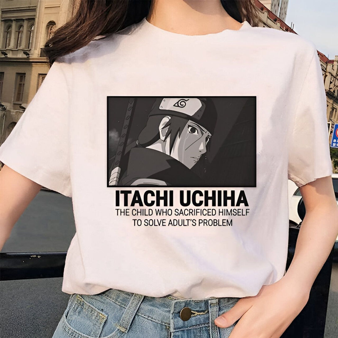 T-shirt blanc avec une illustration d'Itachi Uchiha, personnage de l'anime Naruto, et la phrase "Itachi Uchiha, l'enfant qui s'est sacrifié pour résoudre les problèmes des adultes".
