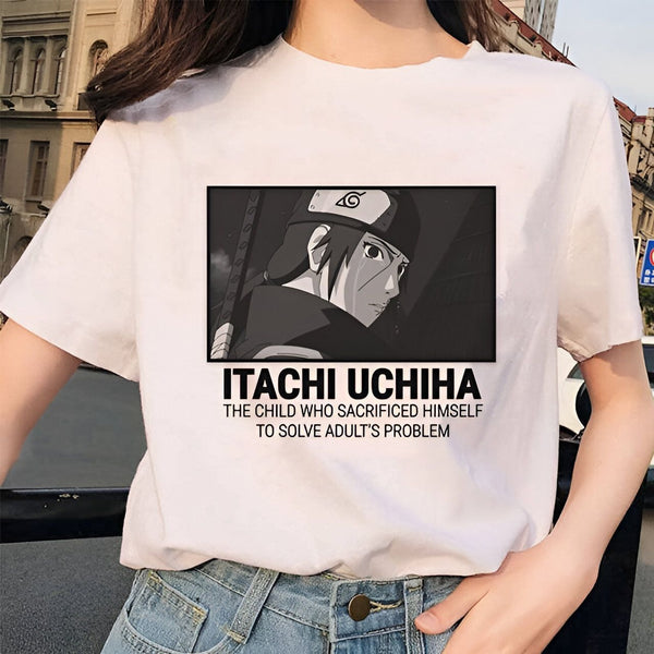 T-shirt blanc avec une illustration d'Itachi Uchiha, personnage de l'anime Naruto, et la phrase "Itachi Uchiha, l'enfant qui s'est sacrifié pour résoudre les problèmes des adultes".