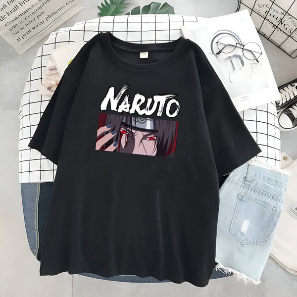 T-shirt noir à manches courtes avec l'inscription "Naruto" et une image d'Itachi Uchiha, un personnage de l'anime Naruto.