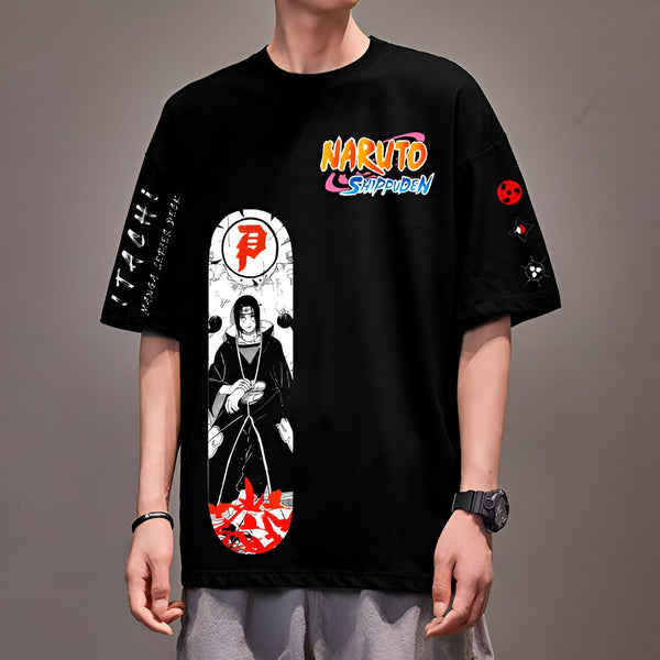 Un homme portant un t-shirt noir avec un motif de Naruto Shippuden représentant Itachi Uchiha et le logo de l'Akatsuki. Le t-shirt est également orné du logo de Naruto Shippuden et de plusieurs symboles de l'Akatsuki.