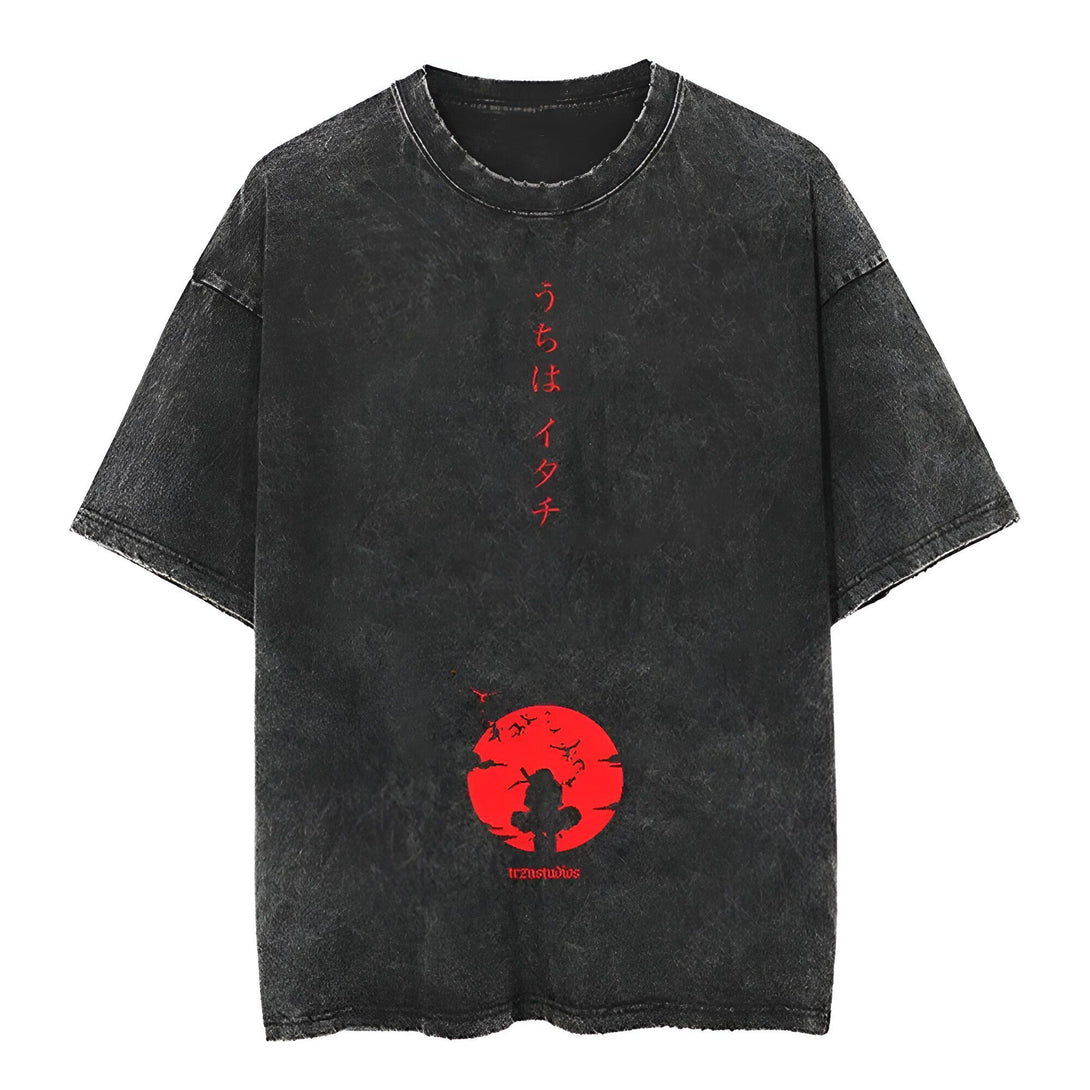 T-shirt noir délavé avec un imprimé rouge du personnage Naruto assis sur un rocher devant le soleil levant. Le texte "uchiha itachi" est écrit en japonais sur le devant du t-shirt.
