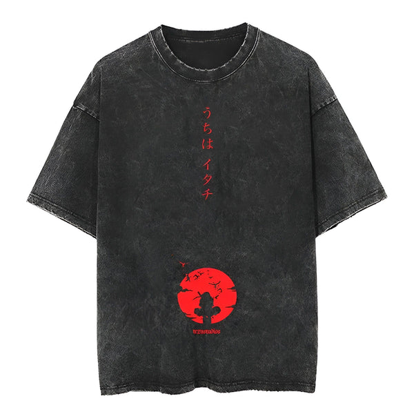 T-shirt noir délavé avec un imprimé rouge du personnage Naruto assis sur un rocher devant le soleil levant. Le texte "uchiha itachi" est écrit en japonais sur le devant du t-shirt.