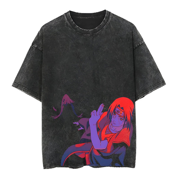 T-shirt noir délavé avec un imprimé de Sasuke Uchiha du manga Naruto, dans un style rétro.