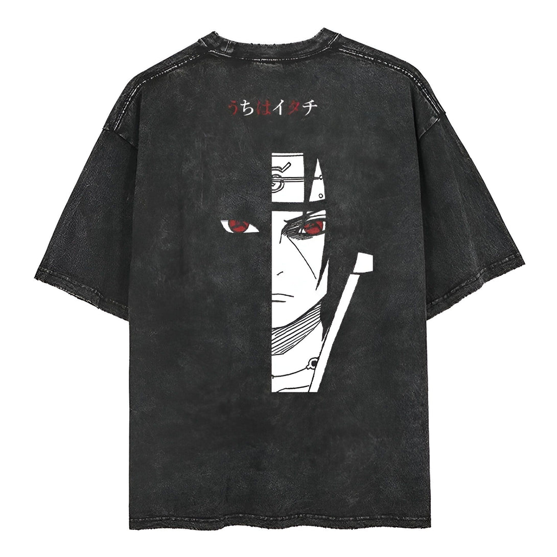 T-shirt noir délavé avec un imprimé du personnage de Naruto, Itachi Uchiha, sur le dos. Le t-shirt porte l'inscription "Uchiha Itachi" en japonais.