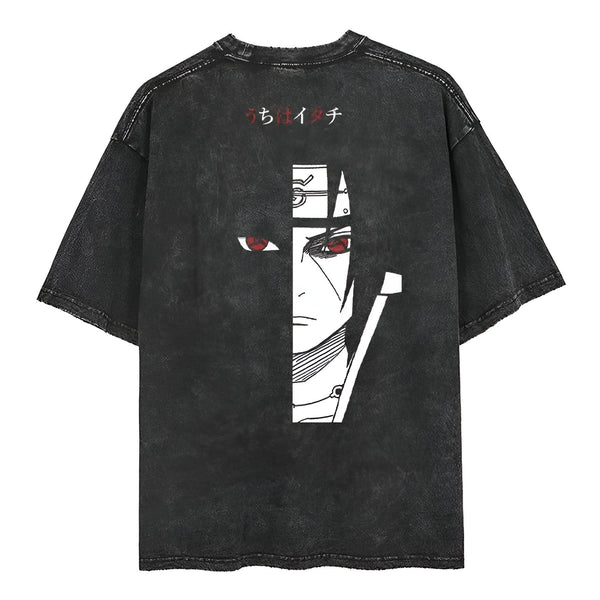 T-shirt noir délavé avec un imprimé du personnage de Naruto, Itachi Uchiha, sur le dos. Le t-shirt porte l'inscription "Uchiha Itachi" en japonais.