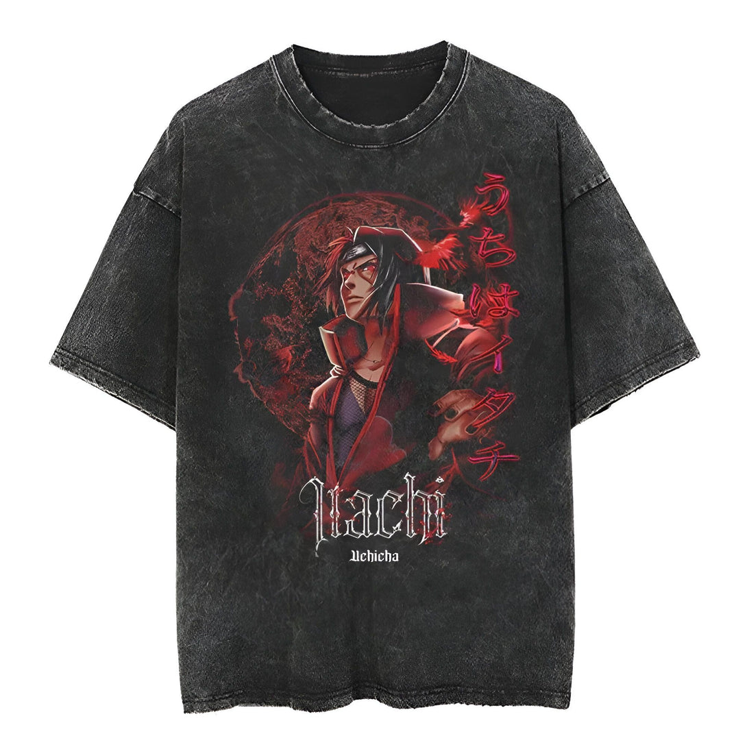 T-shirt gris foncé avec un motif de l'anime Naruto représentant Itachi Uchiwa, un personnage de la série, avec des écritures japonaises en rouge.