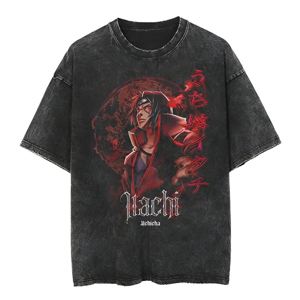 T-shirt gris foncé avec un motif de l'anime Naruto représentant Itachi Uchiwa, un personnage de la série, avec des écritures japonaises en rouge.