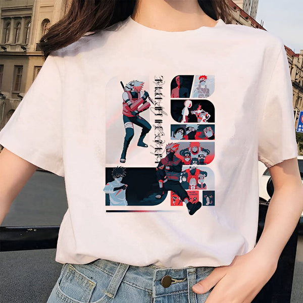 Un t-shirt blanc avec un imprimé de personnages de l'anime Naruto, dont Kakashi, Sasuke et Naruto, avec le texte "The future is respect".  Ce t-shirt est parfait pour les fans de Naruto qui veulent montrer leur amour de l'anime.