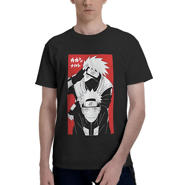 Un t-shirt noir avec une image de Kakashi et Naruto, deux personnages populaires de la série d'anime Naruto, imprimé sur le devant. Kakashi est représenté avec un bandeau sur l'œil et une cape, tandis que Naruto est visible avec son bandana et son emblème de village. Le motif est entouré d'un cadre rouge.