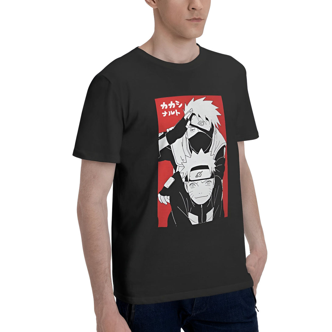Un homme porte un t-shirt noir avec un imprimé de Naruto et Kakashi en blanc sur un fond rouge. Le texte "Kakashi" est écrit en japonais sur le t-shirt.