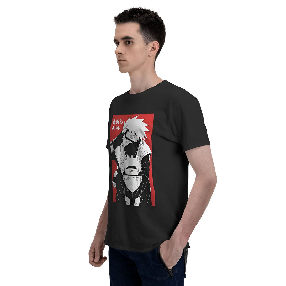 Un homme portant un t-shirt noir avec un imprimé de Kakashi et Naruto sur un fond rouge. Le t-shirt est un produit dérivé de l'anime Naruto.