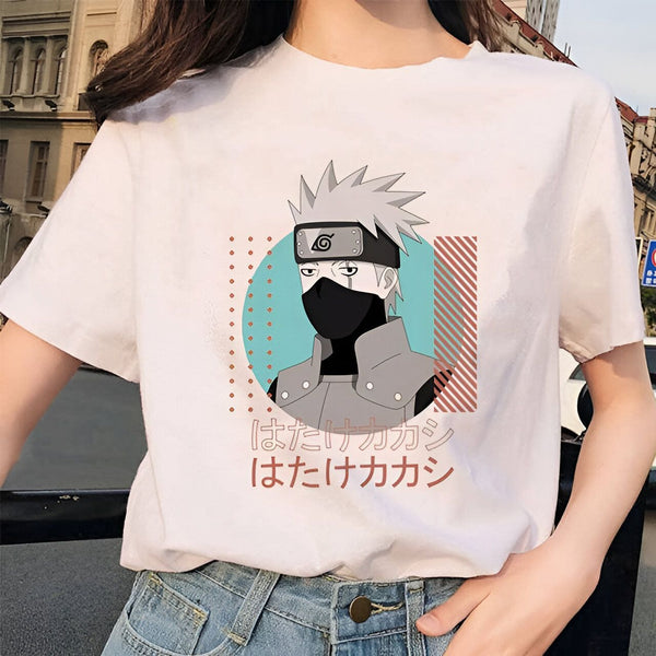 T-shirt blanc avec un imprimé de Kakashi Hatake, un personnage de l'anime Naruto, portant un masque et un bandeau. Le design est entouré d'un cercle bleu clair avec des points rouges et des lignes rouges. Le t-shirt est porté par un modèle.