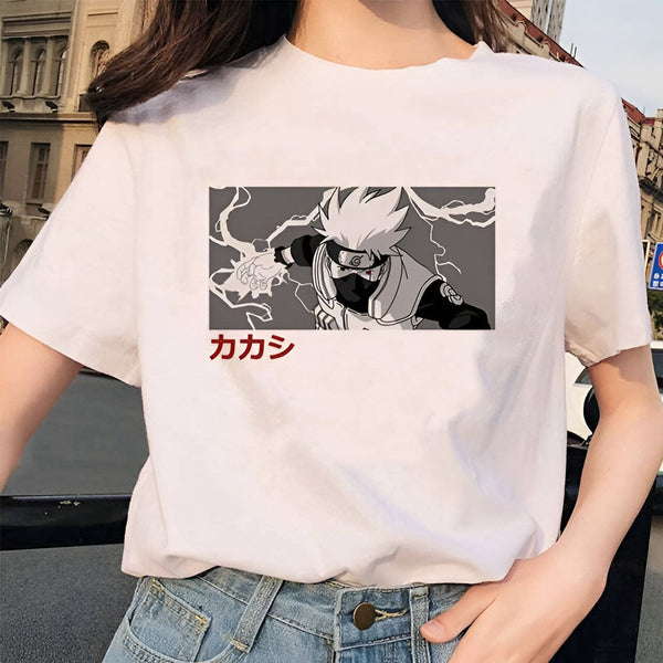 Un t-shirt blanc avec un imprimé de Kakashi Hatake, un personnage de l'anime Naruto, utilisant son Chidori. Le t-shirt est porté par une femme.  L'impression est en noir et blanc et le t-shirt est fait de coton.  Ce t-shirt est parfait pour les fans de Naruto.