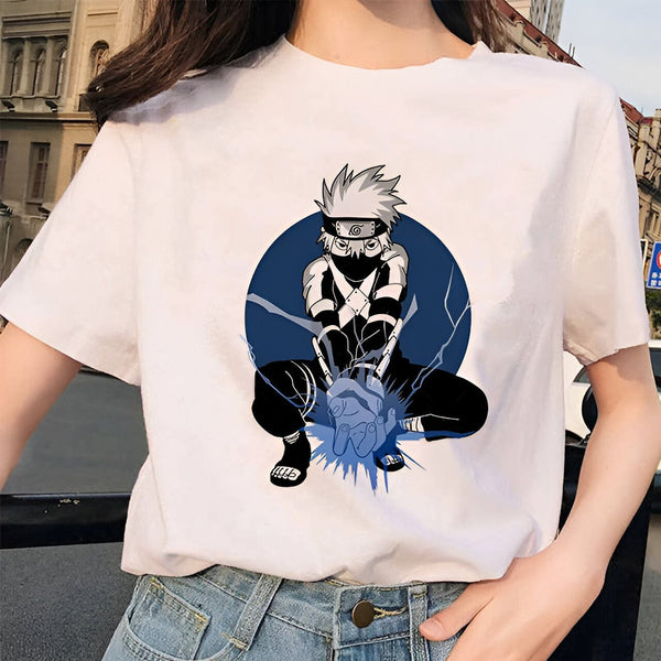 Un t-shirt blanc avec un motif de Kakashi Hatake de Naruto en train de faire une technique de foudre.  Le motif est bleu et gris sur un fond blanc. Le t-shirt est porté par une jeune femme.  Ce t-shirt est parfait pour les fans de Naruto.