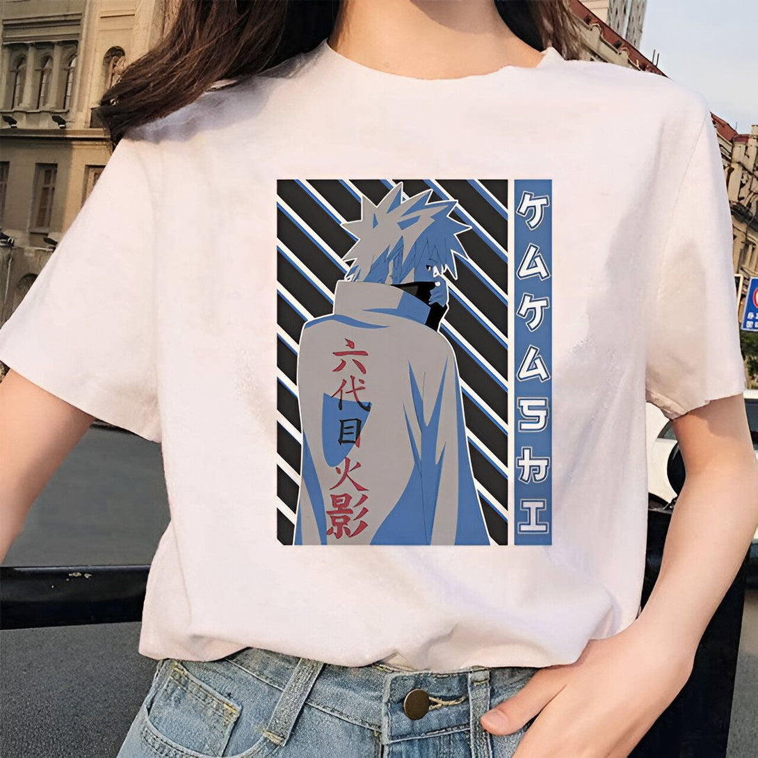 T-shirt blanc avec un motif imprimé de Kakashi Hatake, un personnage de l'anime Naruto, avec son emblème "Sharingan".