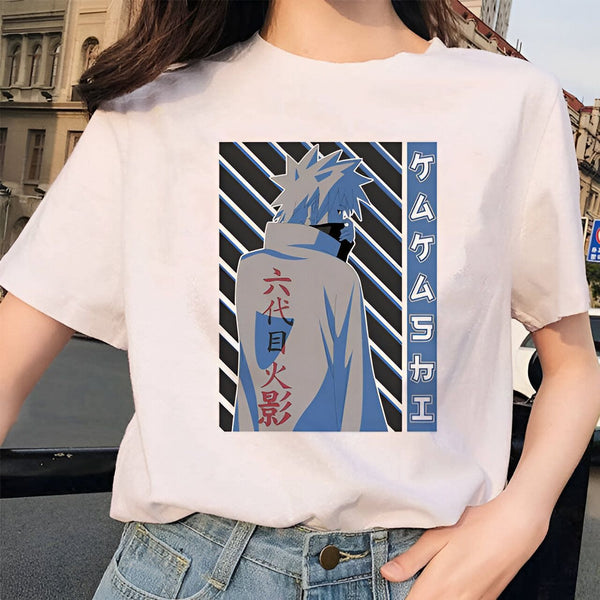 T-shirt blanc avec un motif imprimé de Kakashi Hatake, un personnage de l'anime Naruto, avec son emblème "Sharingan".