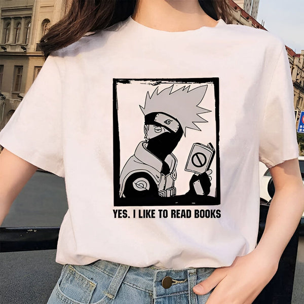 Un t-shirt blanc avec un dessin de Kakashi Hatake, un personnage de l'anime Naruto, lisant un livre. Le t-shirt est orné de la légende "Oui, j'aime lire des livres".