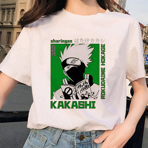 Un t-shirt blanc avec une image de Kakashi Hatake, un personnage de l'anime Naruto, portant un masque noir et lisant un livre. Le texte "Sharingan" et "Kakashi" sont écrits en noir sur un fond vert. Le t-shirt est un article officiel de Naruto.
