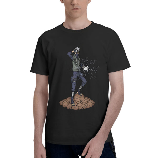 Un t-shirt noir avec un motif de Kakashi Hatake, un personnage de l'anime Naruto, utilisant son jutsu de foudre. Il se tient sur un rocher.