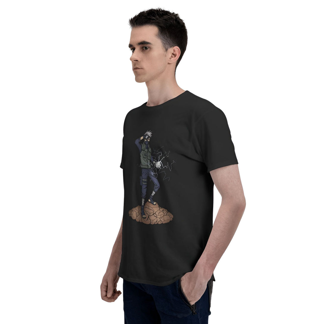 Un homme portant un t-shirt noir avec un imprimé de Kakashi Hatake, un personnage de l'anime Naruto, debout sur un rocher et utilisant son jutsu. Le t-shirt est parfait pour les fans de Naruto.
