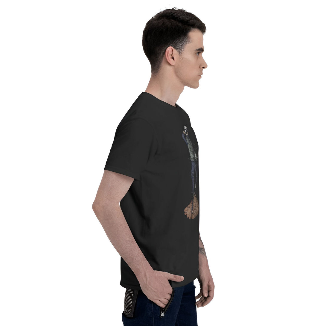 Un homme porte un t-shirt noir avec un imprimé du personnage de manga Kakashi Hatake de Naruto. Il est représenté debout sur une feuille de chakra. Le t-shirt est parfait pour les fans de Naruto.