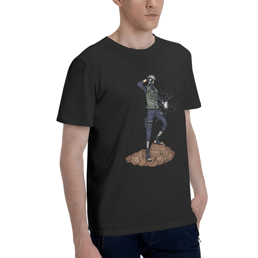 T-shirt noir avec un design de Kakashi Hatake, un personnage de l'anime Naruto, debout sur une roche.